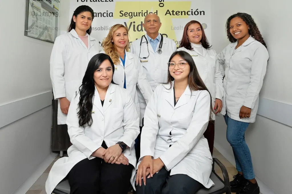 Equipo médico de Atento IPS realizando exámenes médicos para licencia de conducción